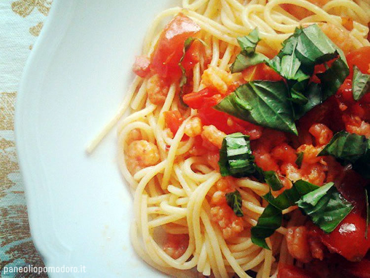 ricetta spaghetti gamberetti e pomodoro