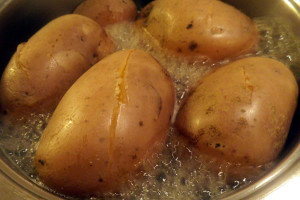 bollire le patate a buccia rossa