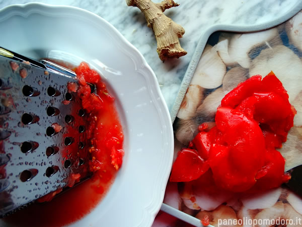 salsa fredda pomodoro: gratuggiare fino alla buccia