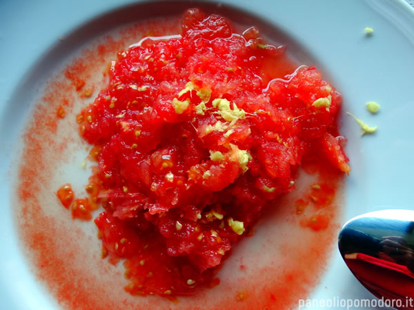 salsa fredda di pomodoro: gratuggiare lo zenzero