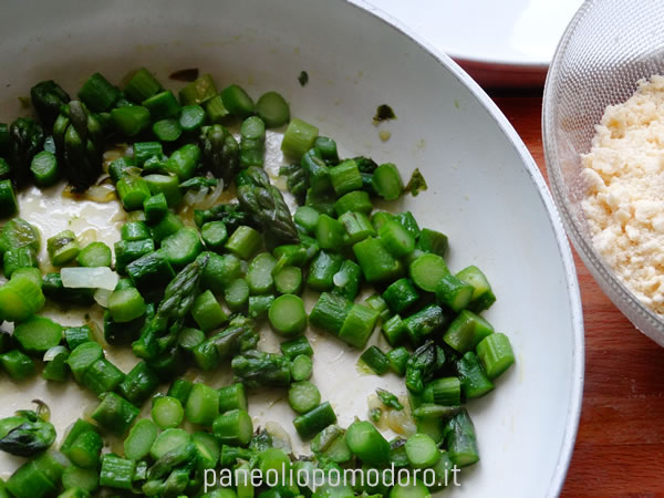 preparazione crumble salato di asparagi